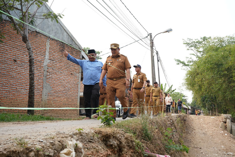 Pj. Bupati Bekasi Pantau Proyek Peningkatan Jalan dan Penanganan Longsor di Cikarang