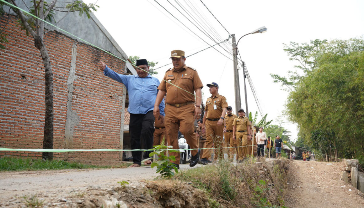 Pj. Bupati Bekasi Pantau Proyek Peningkatan Jalan dan Penanganan Longsor di Cikarang